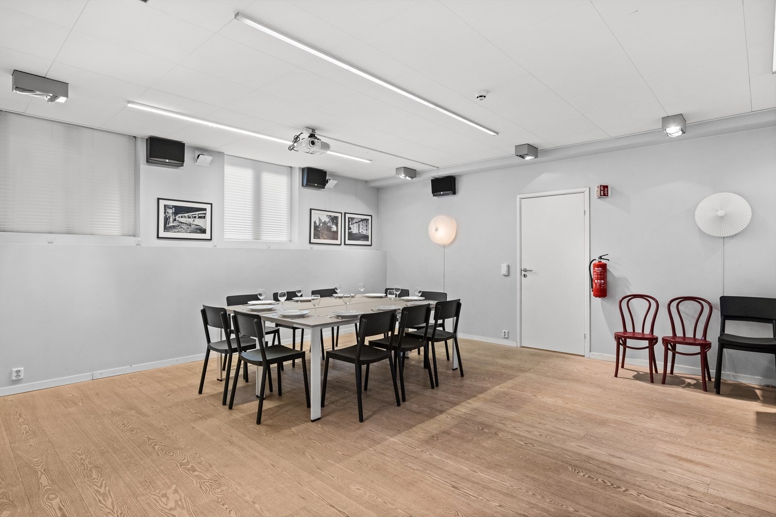 Felles selskapslokale som beboerne kan leie til konfirmasjon, dåp, selskap eller egen kinokveld. Beboerne pleier også å holde felles kinokvelder og samlinger for alle som bor der. Velkommen til et hyggelig og veldrevet borrettslag med gode naboer. Galleribilde