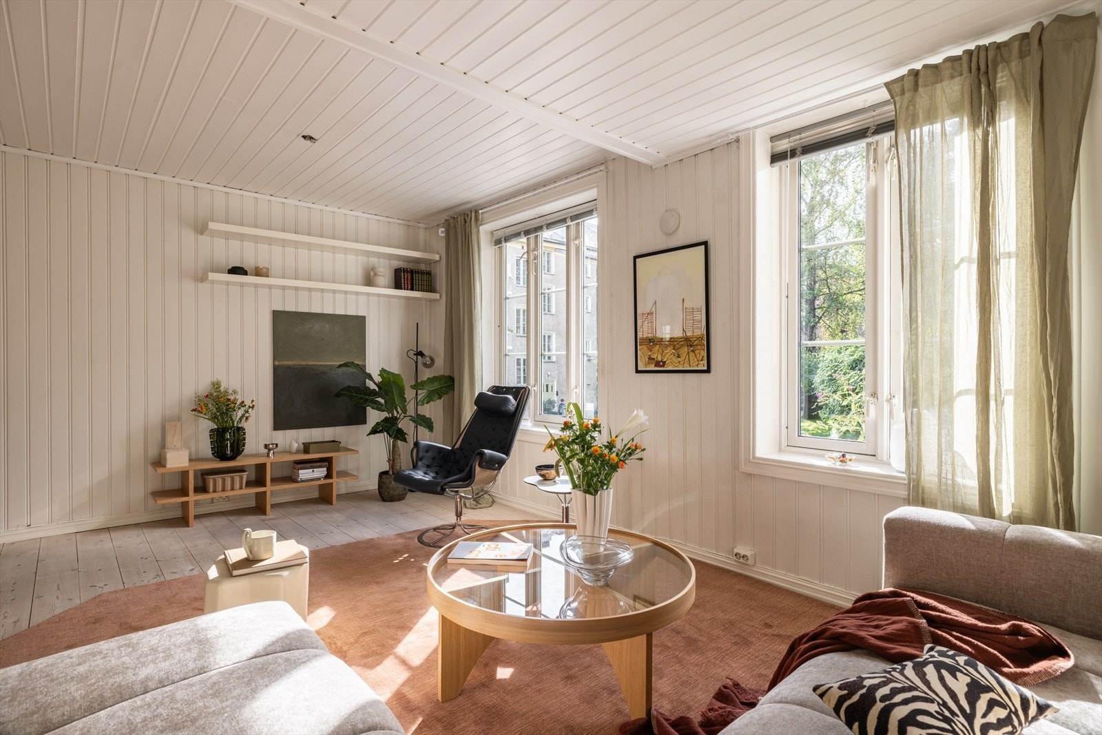 Stuen har store vindusflater og det er rikelig med naturlig lys. Galleribilde