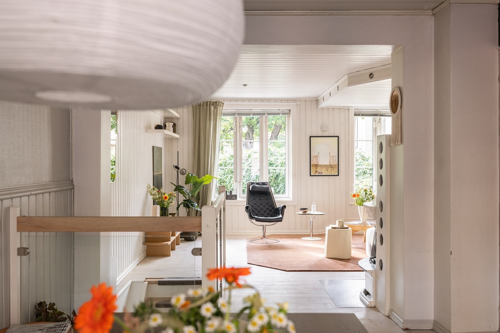 Leiligheten ligger i en høy 1.etg så det er fint utsyn til den flotte og frodige bakgården og mot nabobebyggelse i Toftes gate. Galleribilde