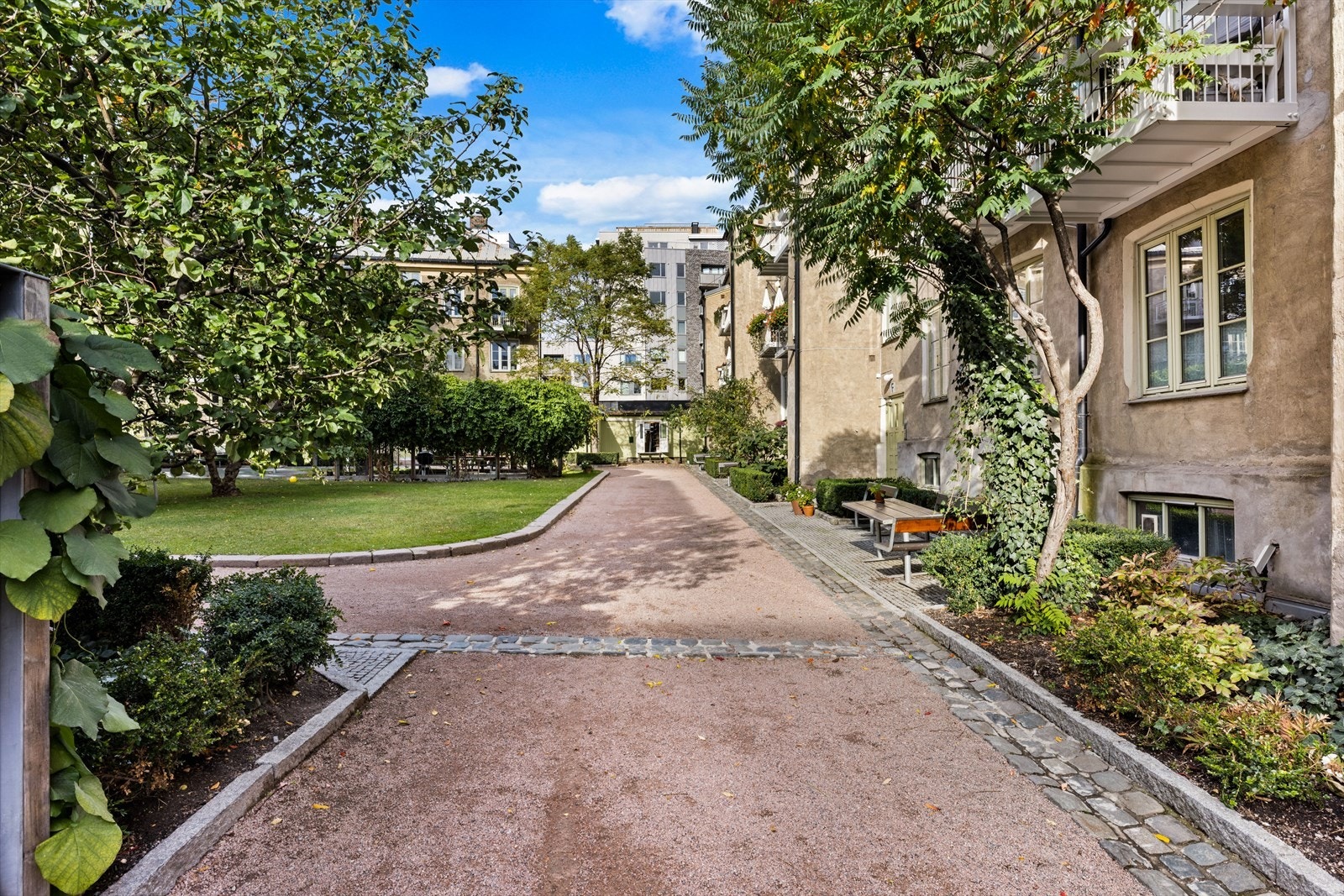 Bakgården oppleves som en grønn oase med plen, beplantning, trær og busker. Det er felles grill samt flere sittegrupper. Galleribilde