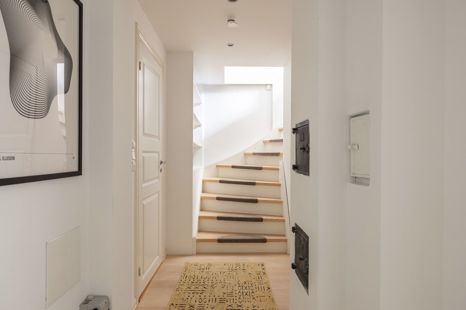 Ned trappen fra stuen kommer vi til underetasjen. Boligen ble utvidet med areal i u.etg i 2010 og ferdigattest foreligger. Galleribilde