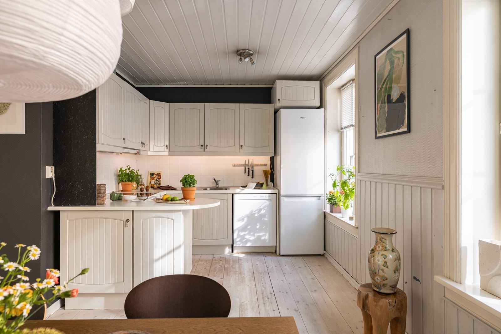 Kjøkkenet ligger godt plassert mot spisestuen. Galleribilde