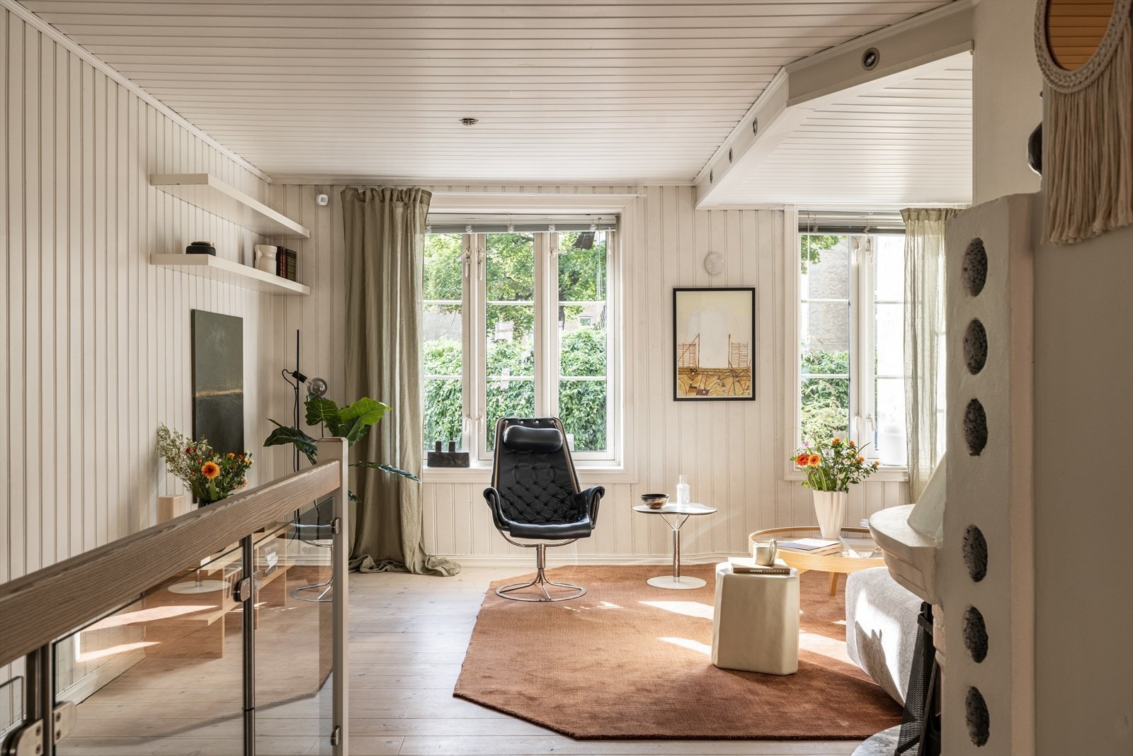 Romslig stue med god plass for sofaseksjon og tilhørende møblement. Store vindusflater mot en fantastisk bakgård! Galleribilde