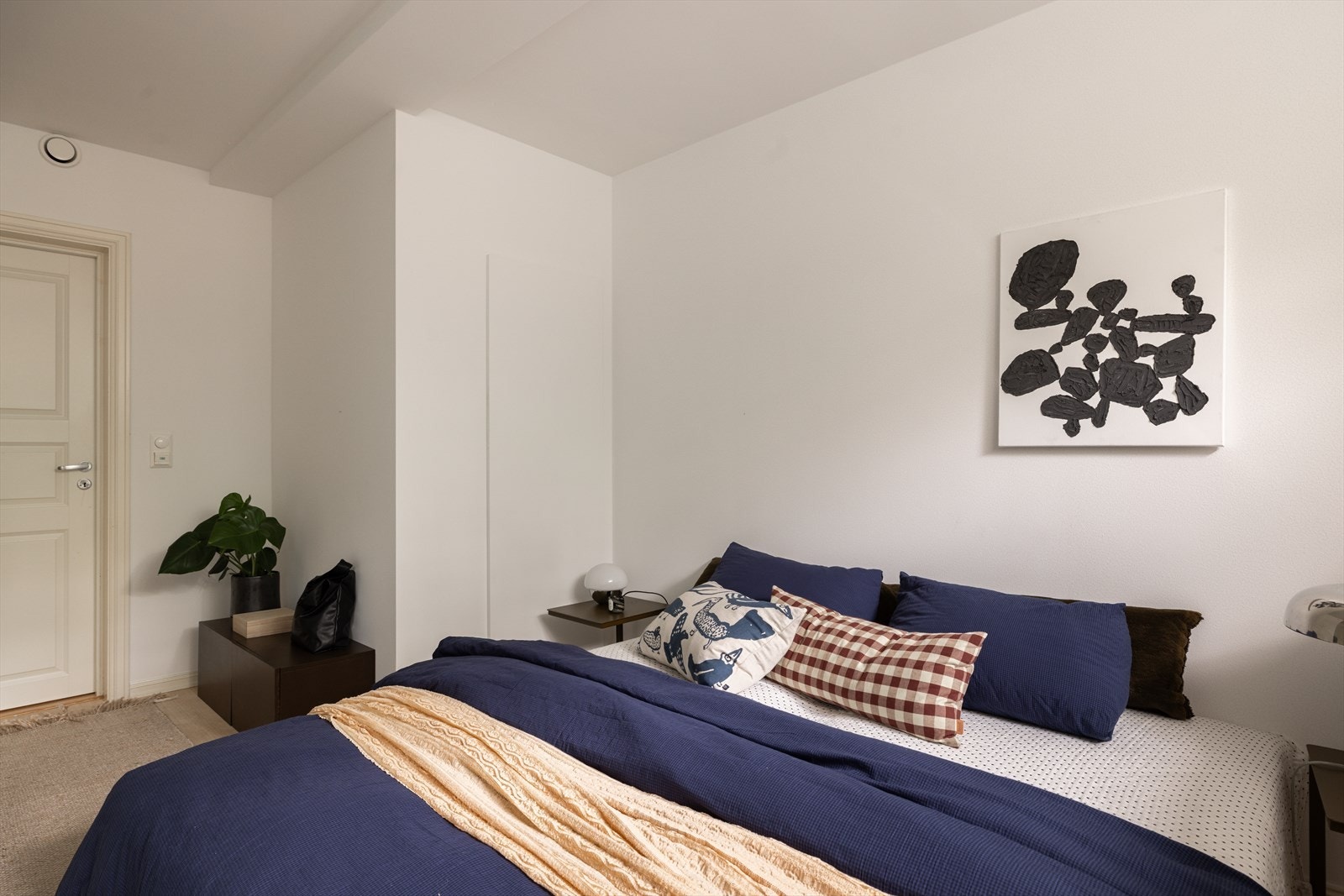 God plass for opbevaring i rom under trappen. Galleribilde