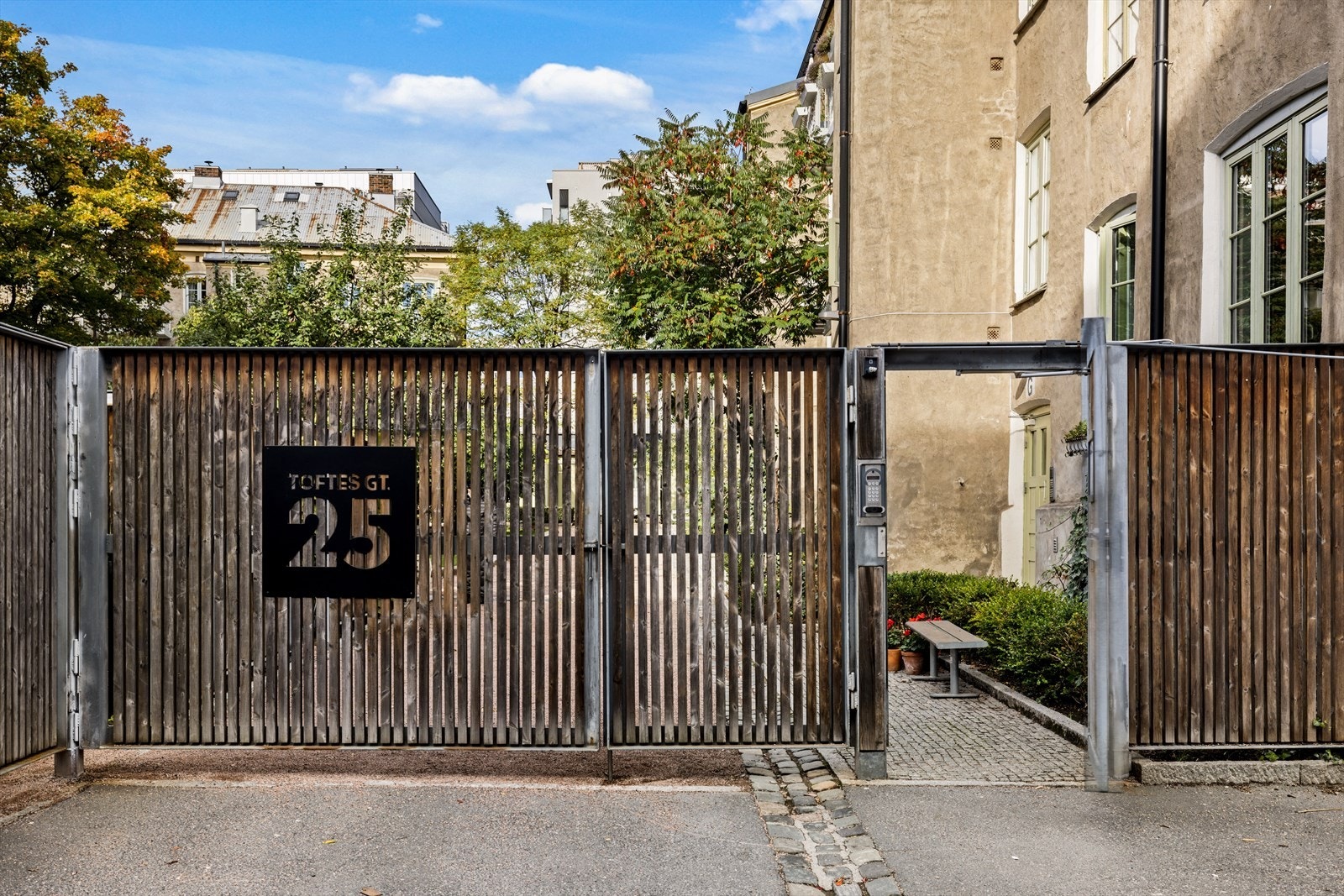 Det er et lukket gårdsrom uten biltrafikk. Egen sykkelparkering innenfor gjerdet. Galleribilde