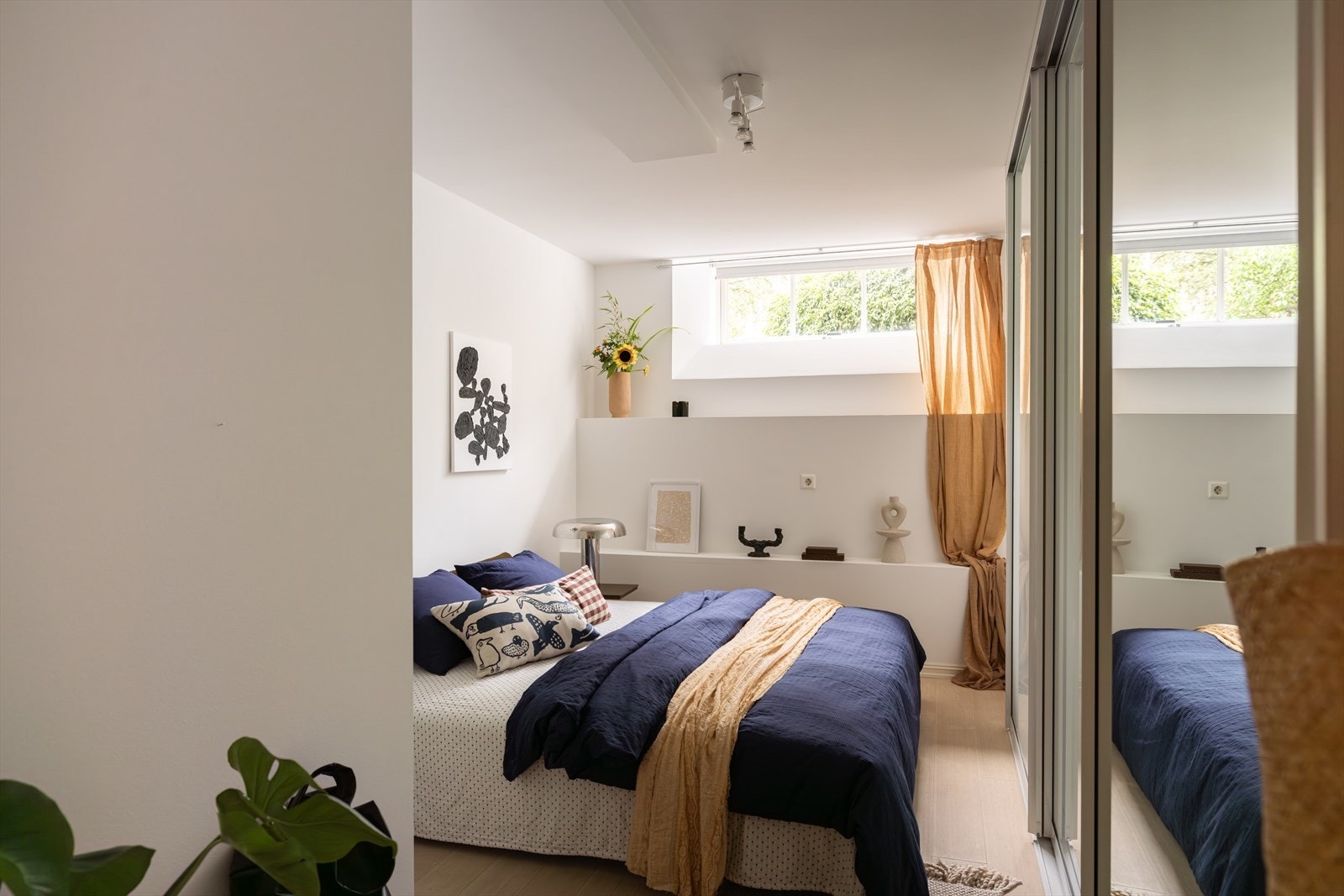 Hovedsoverommet - God plass til dobbeltseng med tilhørende nattbord. Galleribilde