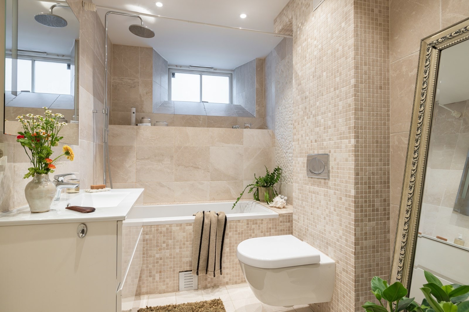 Det er varmekabler i gulvet og mekanisk avtrekk. Galleribilde