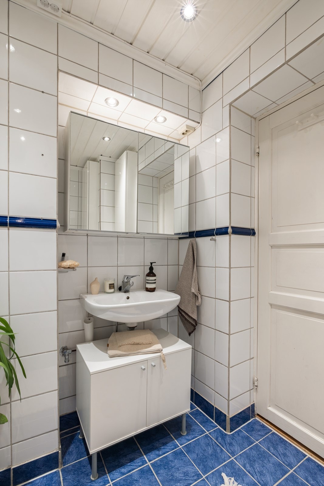 Flislagt bad fra 1997. Badet benyttes kun som separat toalett. Galleribilde