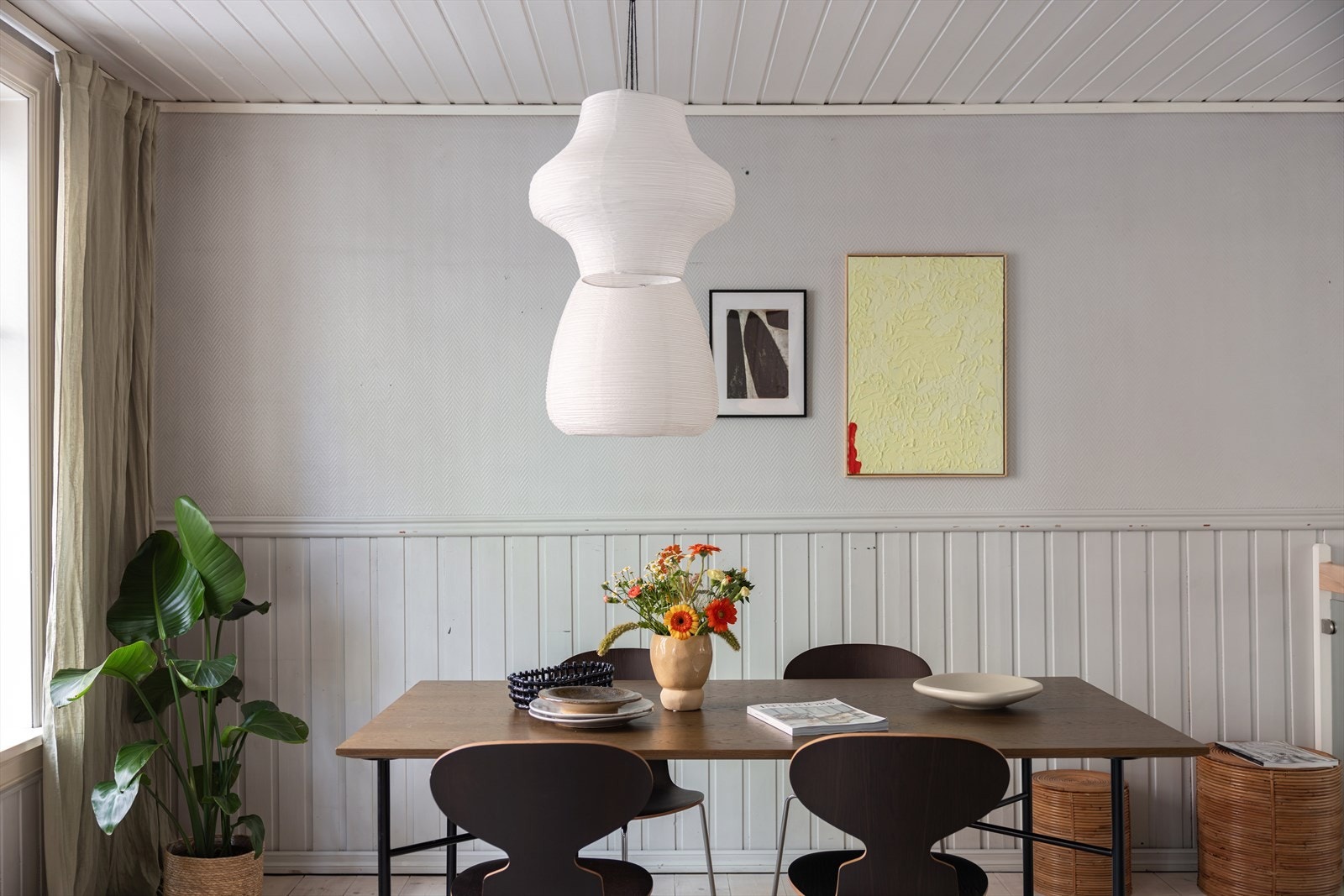 Spisestuen - Her er det god plass til et langbord. Legg merke til de store vindusflatene. Galleribilde