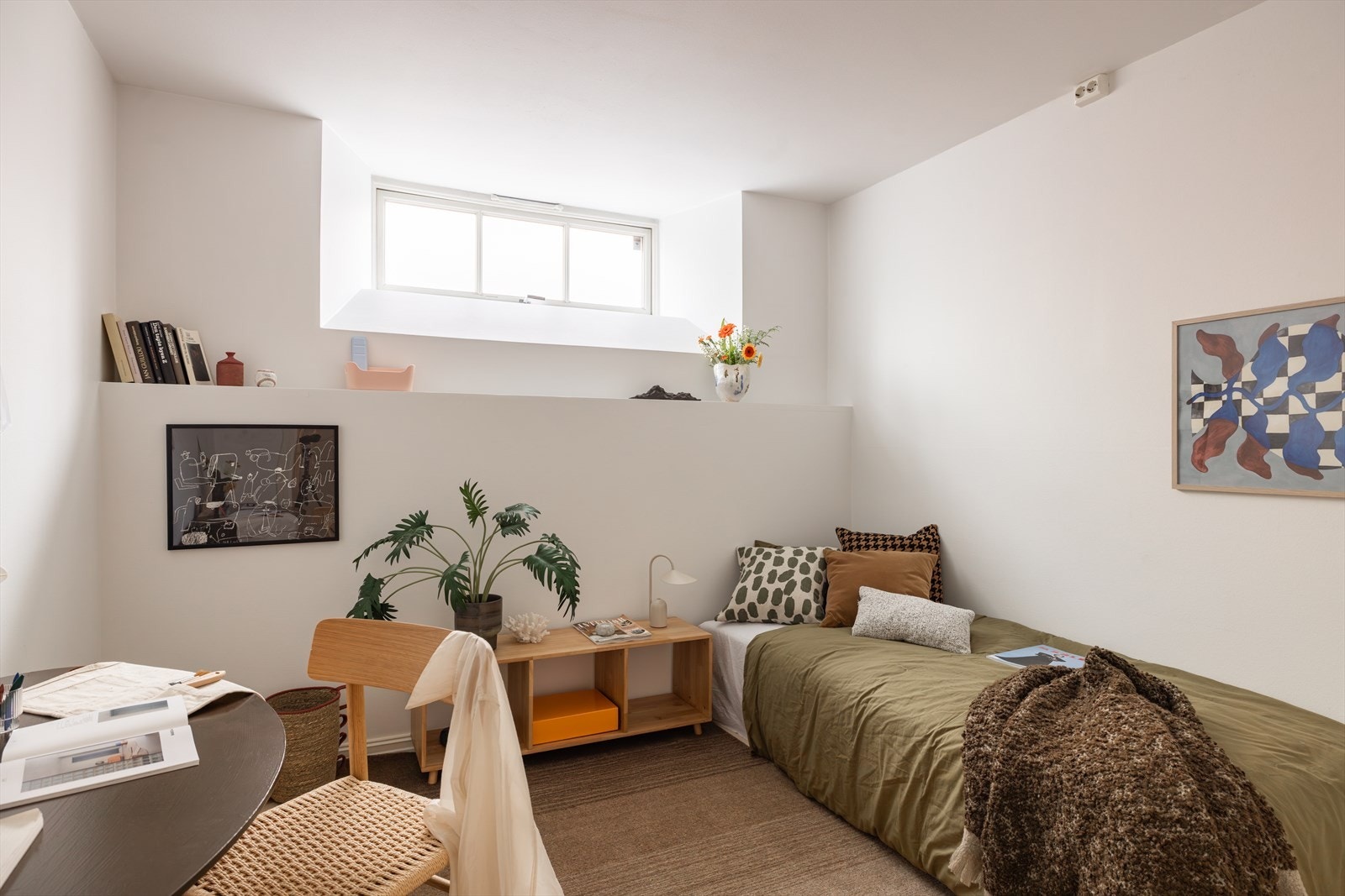 Soverom nr. 2: God størrelse med plass til seng, skrivebord og garderobeløsning. Galleribilde