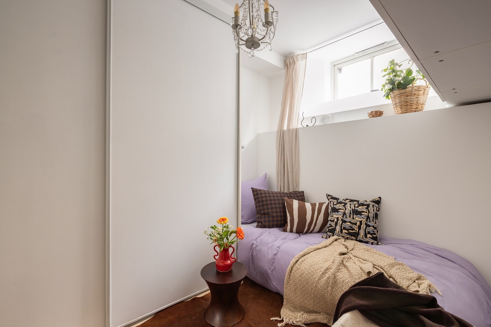 Kontoret / garderoberommet er i dag innredet som soverom. De godkjente byggetegningene fra kommunen tilsier at rommet skal benyttes som garderobe eller kontor. Galleribilde