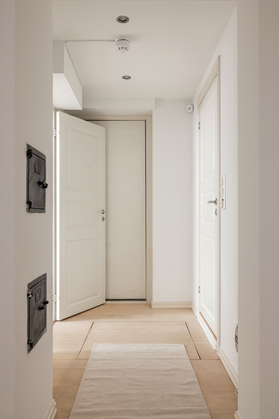 Det er slette malte vegger og et lekkert bambusgulv i alle rom i underetasjen. Bambusgulvet er slitesterkt og med mulighet for å slipe ned om man ønsker. Galleribilde