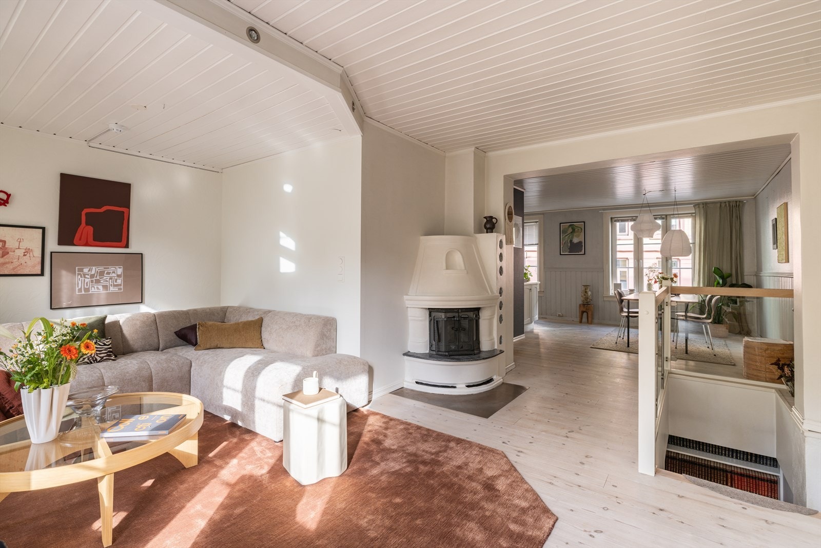 Åpen stue, spisestue og kjøkken løsning med naturlige soner. Peis som bidrar til kos og varme på den kaldere årstiden. Galleribilde