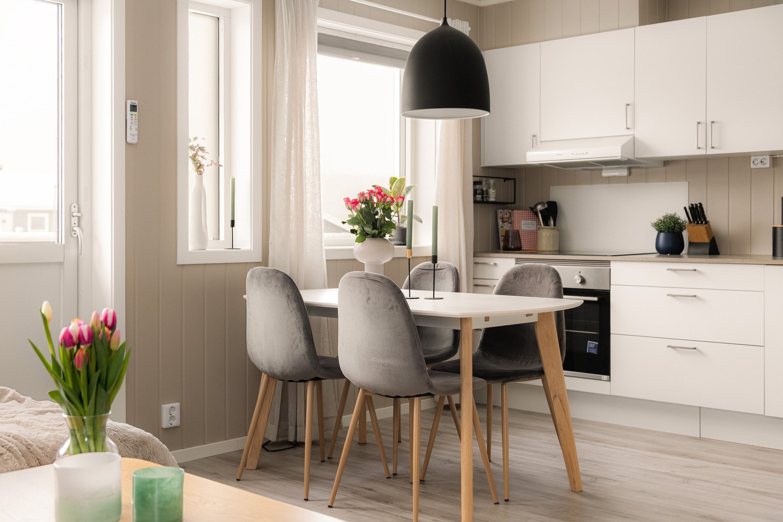 Kjøkkenet ligger i åpen løsning mot stuen og fremstår både praktisk og tidløst. Galleribilde