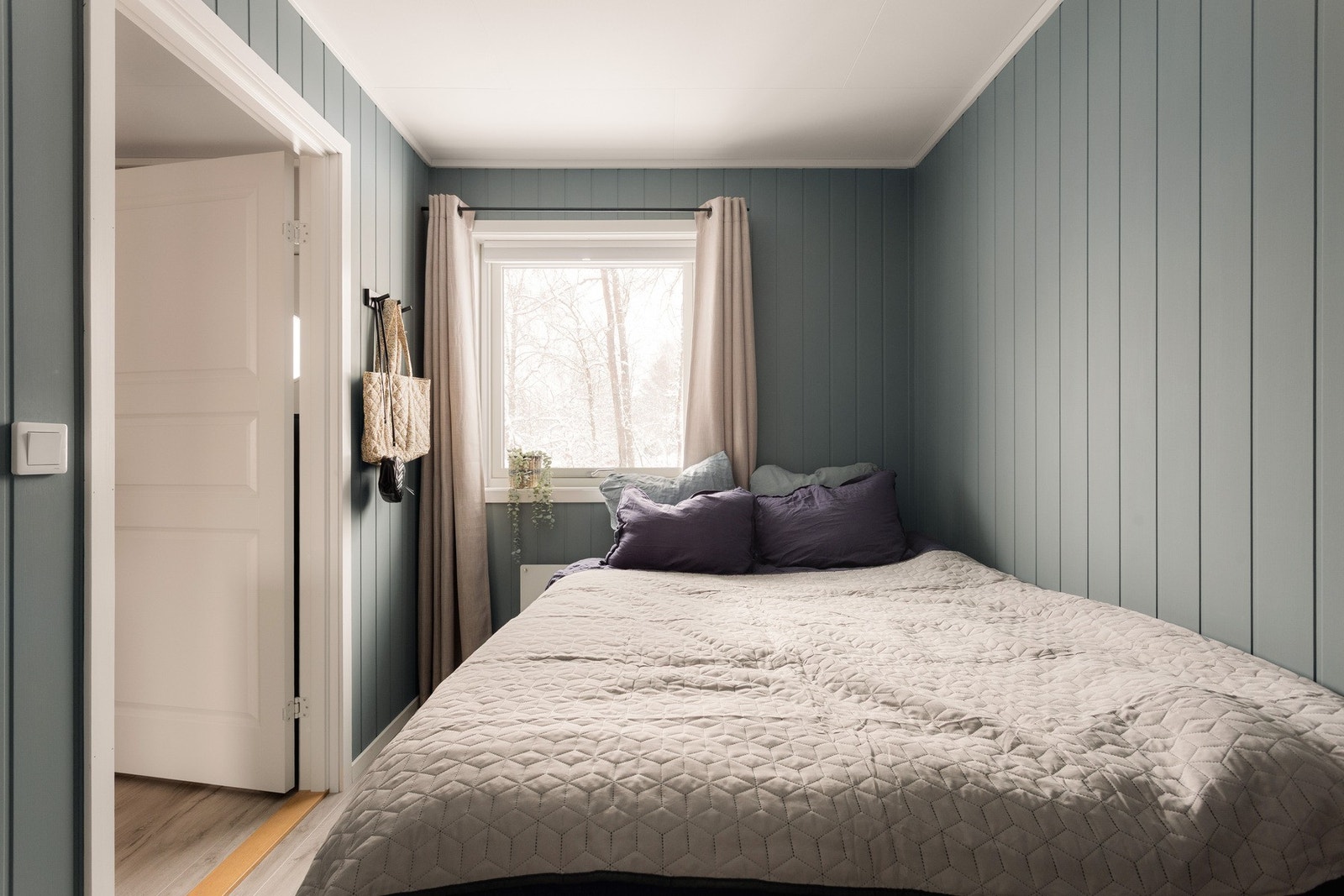 Leiligheten har et romslig og trivelig soverom med god plass til stor seng, nattbord og øvrig møblement. Galleribilde