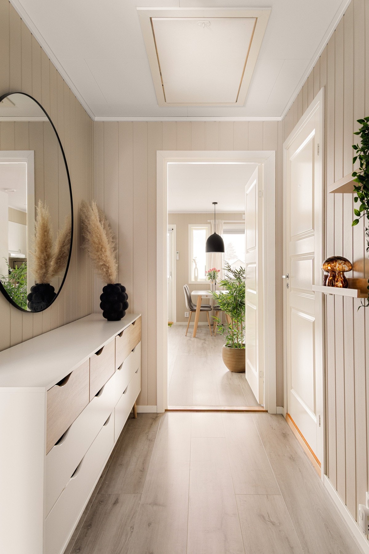 Du blir møtt av en hyggelig og funksjonell entré med god plass til å henge fra seg yttertøy og sette fra seg sko. Galleribilde