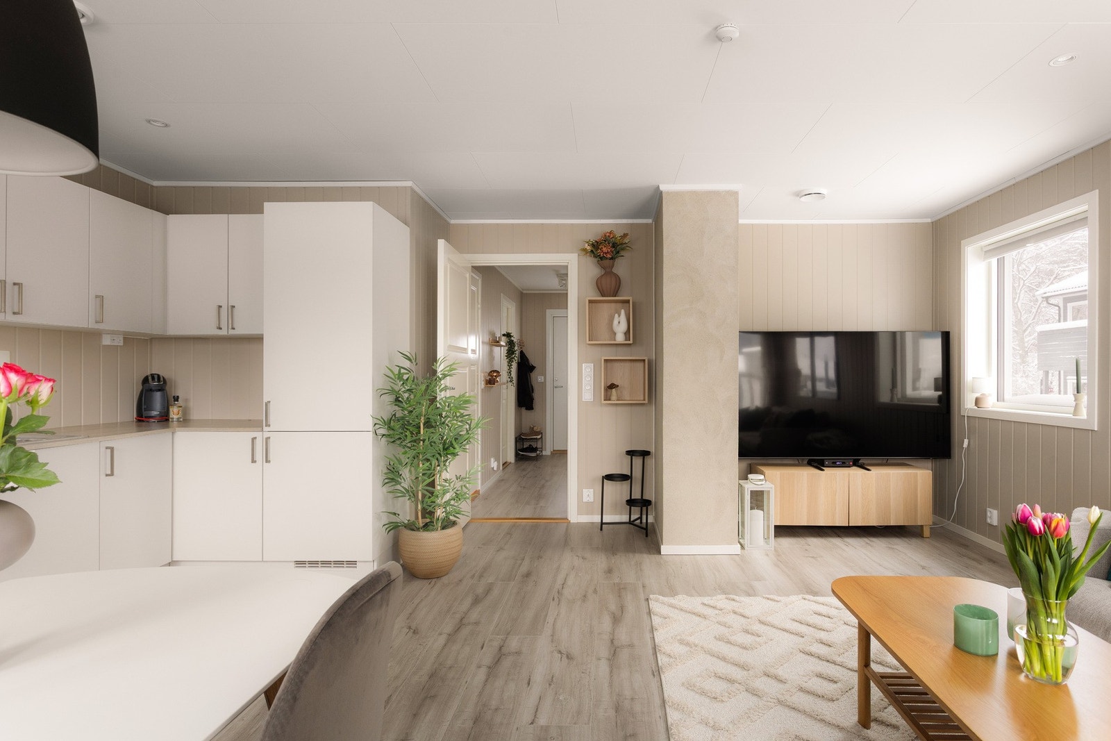 Store vindusflater slipper inn rikelig med dagslys og bidrar til en behagelig romfølelse gjennom hele dagen. Galleribilde