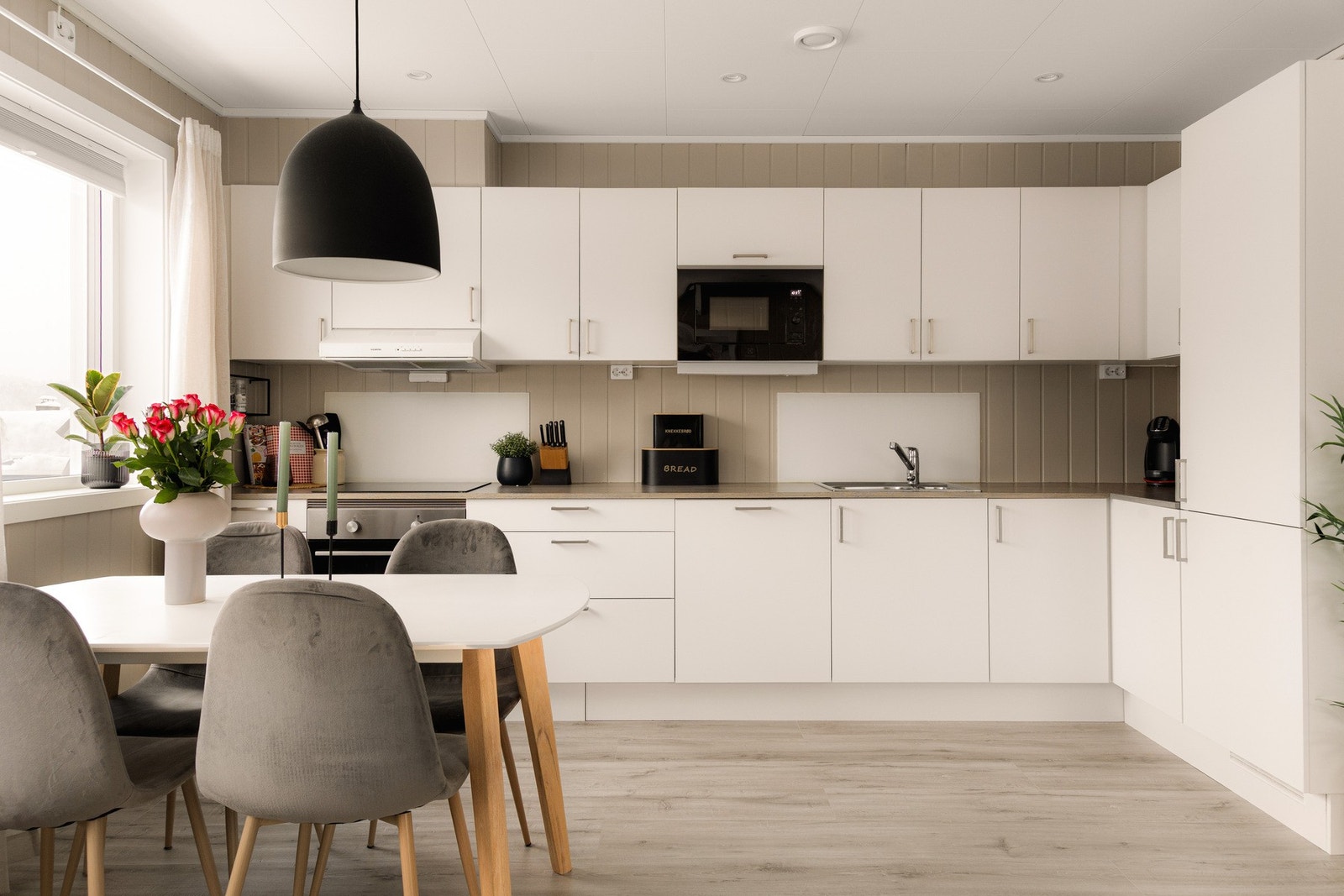 En pen og lettstelt leilighet fra 2021, beliggende i 2. etasje i et veletablert og attraktivt boligområde på Auli i Nes kommune. Galleribilde