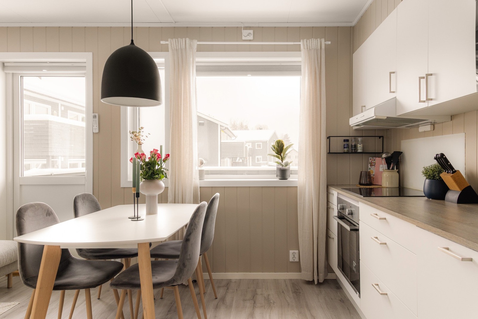 Innredningen er fra 2021 med glatte fronter og laminat benkeplate som gir et rent og moderne uttrykk. Galleribilde