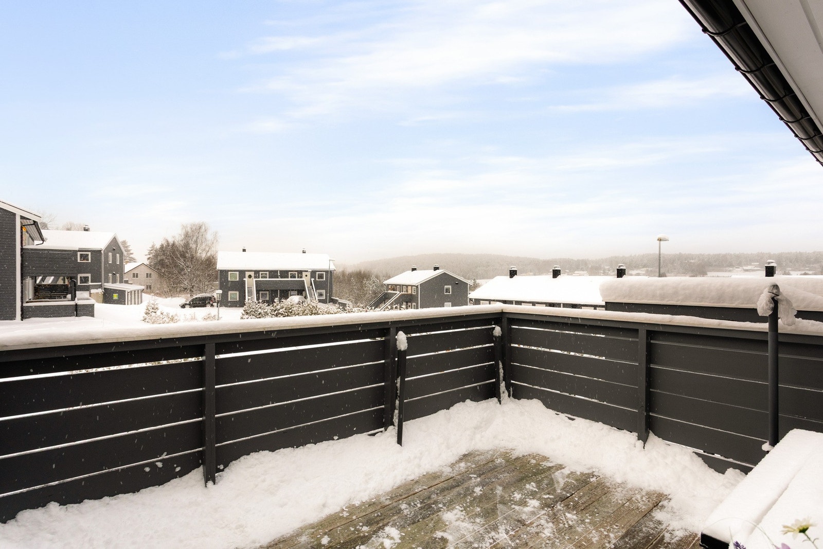 En herlig uteplass med gode solforhold og plass til utemøbler, hvor du kan nyte både hverdager og helger. Galleribilde