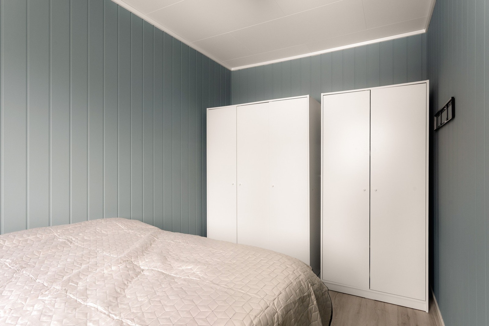 Store garderobeskap gir rikelig med oppbevaringsplass og gjør rommet både praktisk og ryddig i hverdagen. Galleribilde