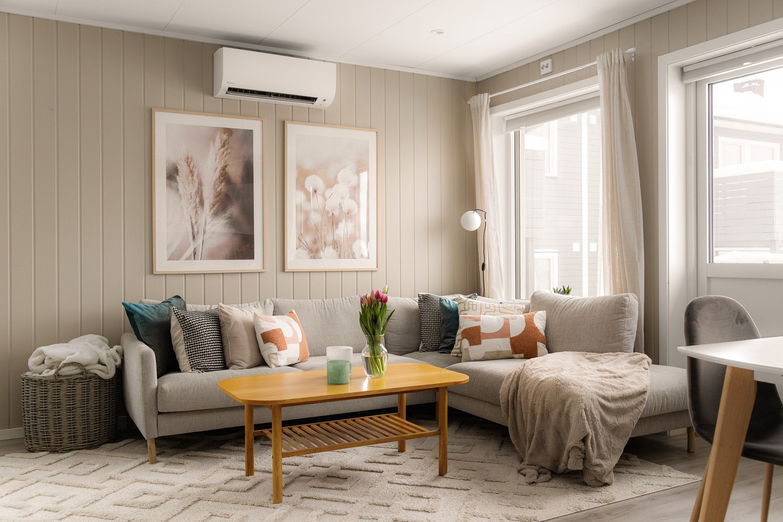 Rommet er lett å møblere, med god plass til både sofagruppe og TV-løsning. Galleribilde