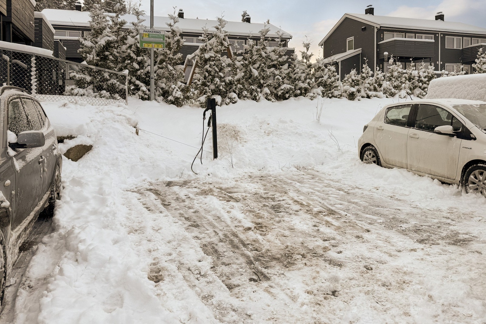 Det medfølger en utendørs parkeringsplass til hver seksjon. Det vil også være gjesteparkering på sameiets tomt. Galleribilde