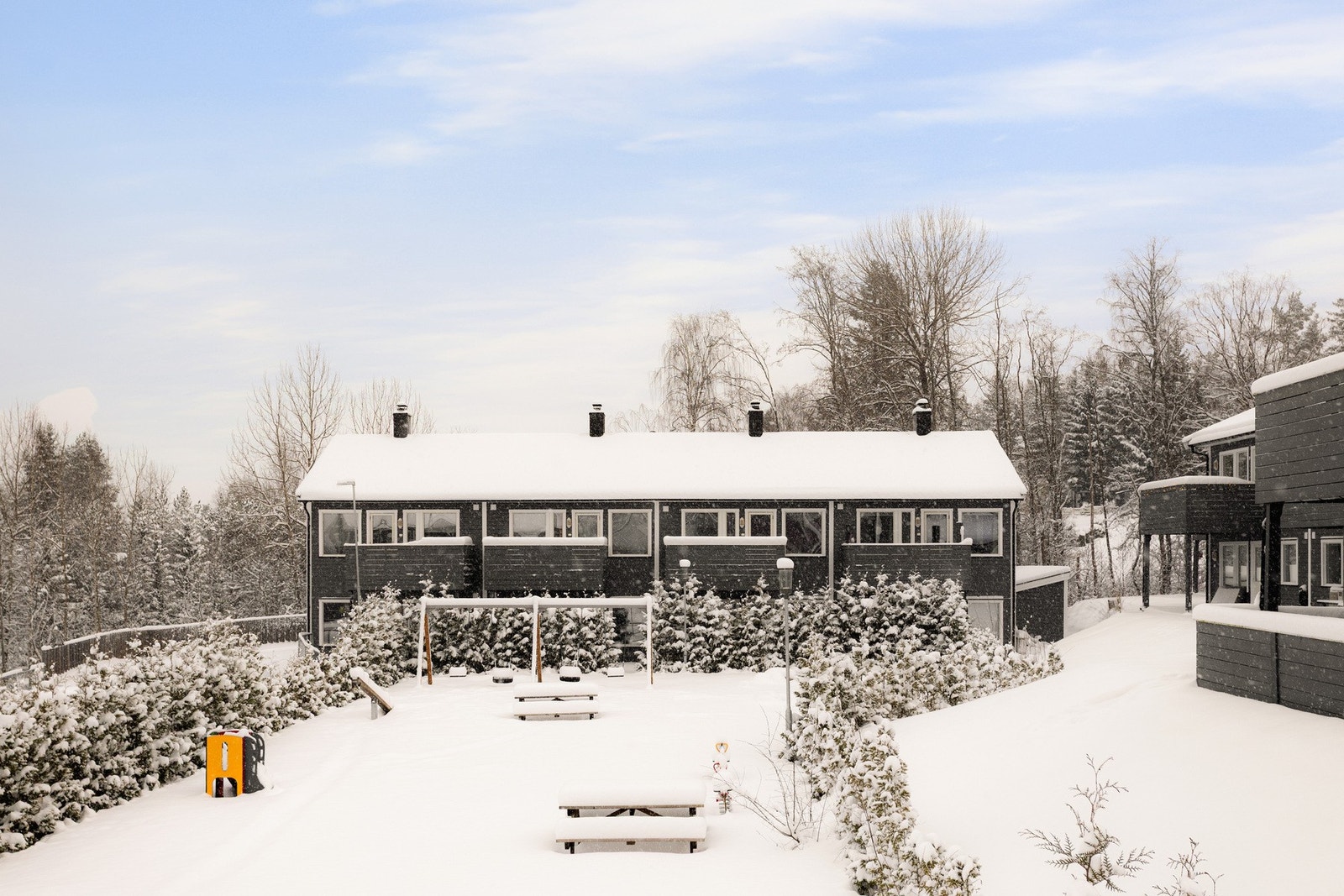 Sandeslia 103 ligger i et veletablert boligområde med kort vei til butikker, skoler, barnehage og offentlig transport. Galleribilde