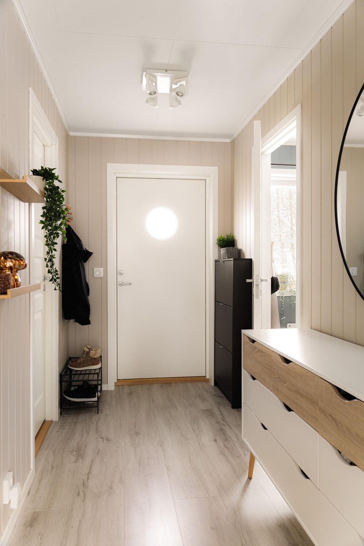 Her er det enkelt å holde orden, og rommet gir et ryddig og godt førsteinntrykk når du kommer hjem. Galleribilde