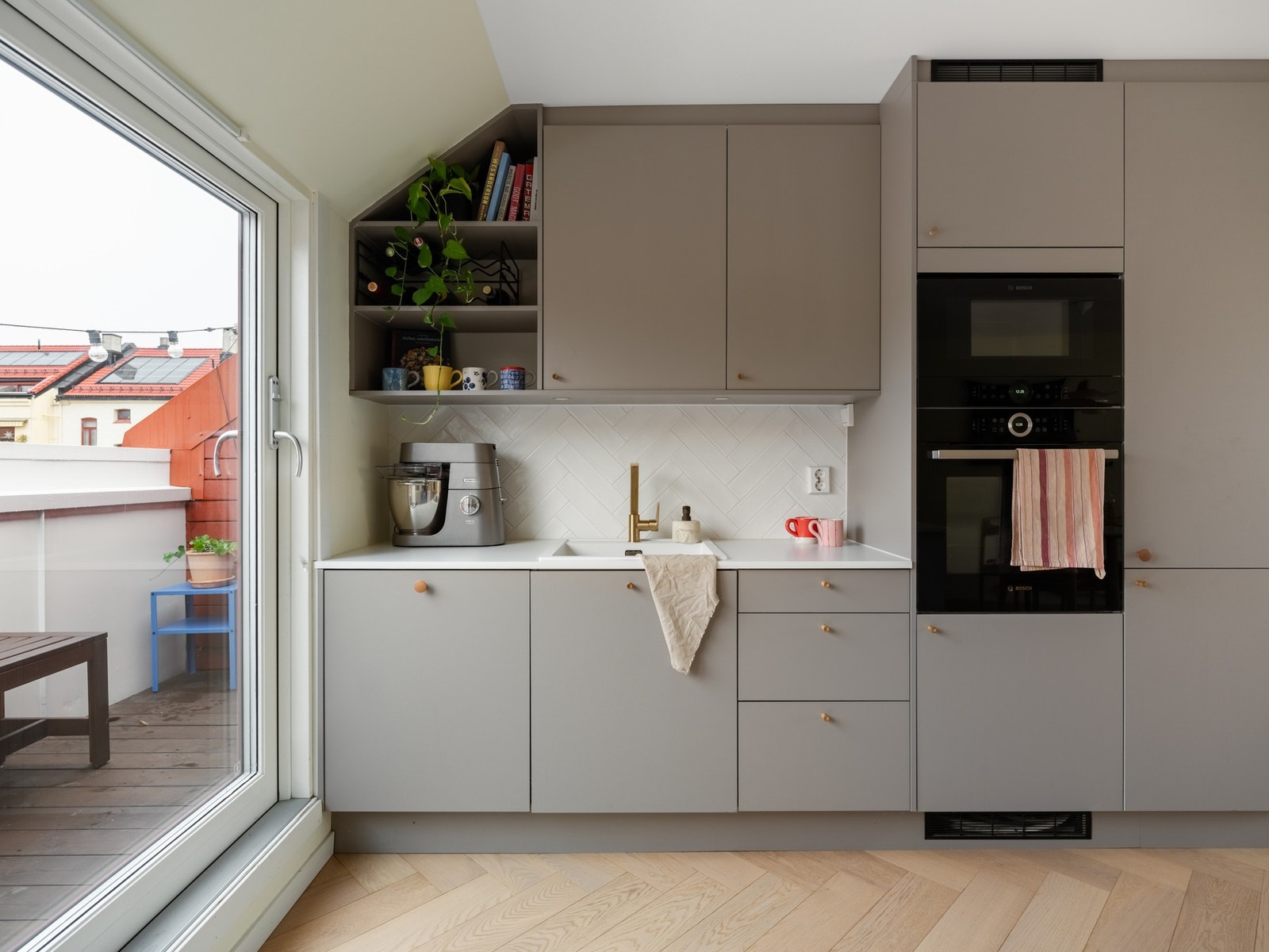 Det innholdsrike kjøkkenet er fra HTH, og var nytt i 2021. Det består av glatte fronter, laminat benkeplater og integrerte hvitevarer. Galleribilde