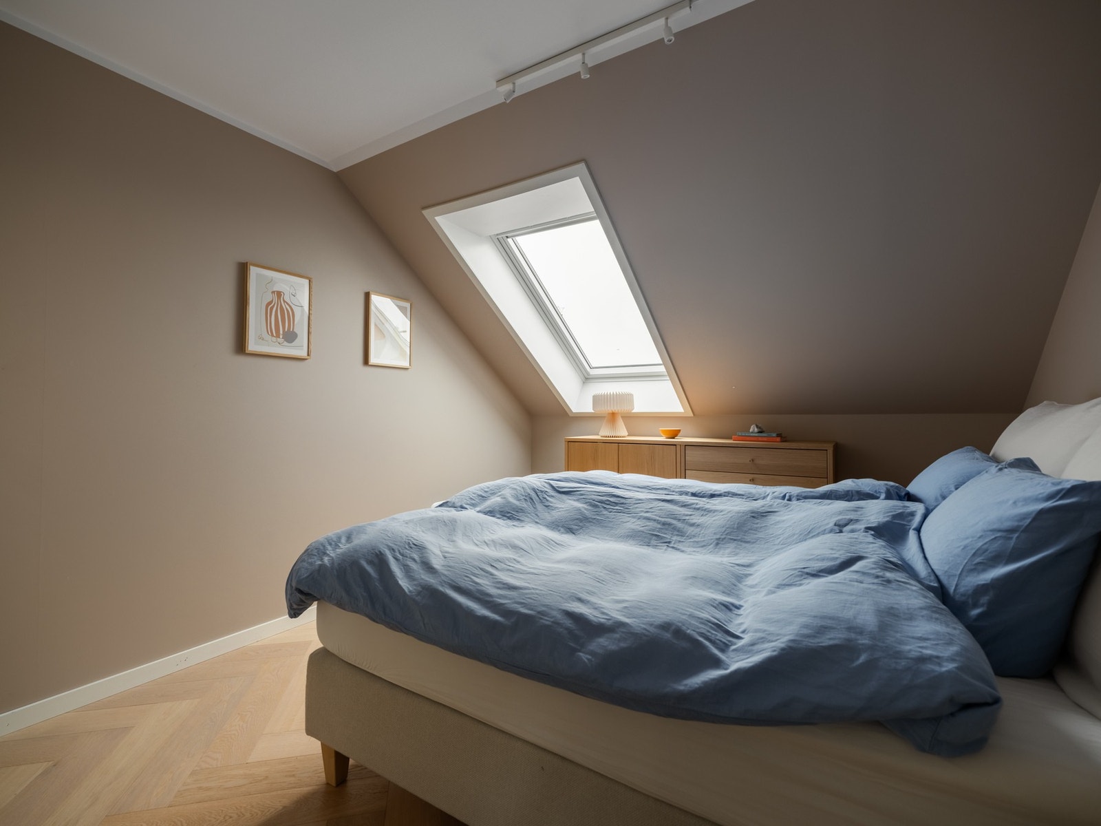 Det er på ca. 12 kvm, noe som betyr god plass til dobbeltseng med tilhørende nattbord, kommode og garderobeskap. Galleribilde