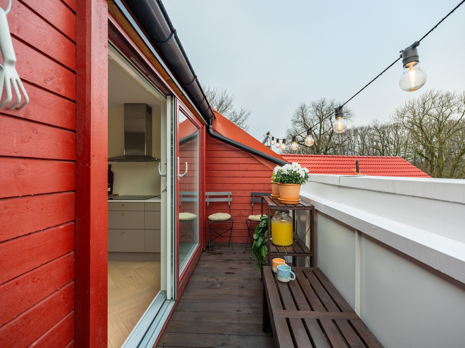 Dette er en fantastisk 3-roms, fint beliggende på toppen av Larviksgata 2. Her får du nydelig lysinnslipp, takterrasse og god standard. Bare å glede seg! Galleribilde