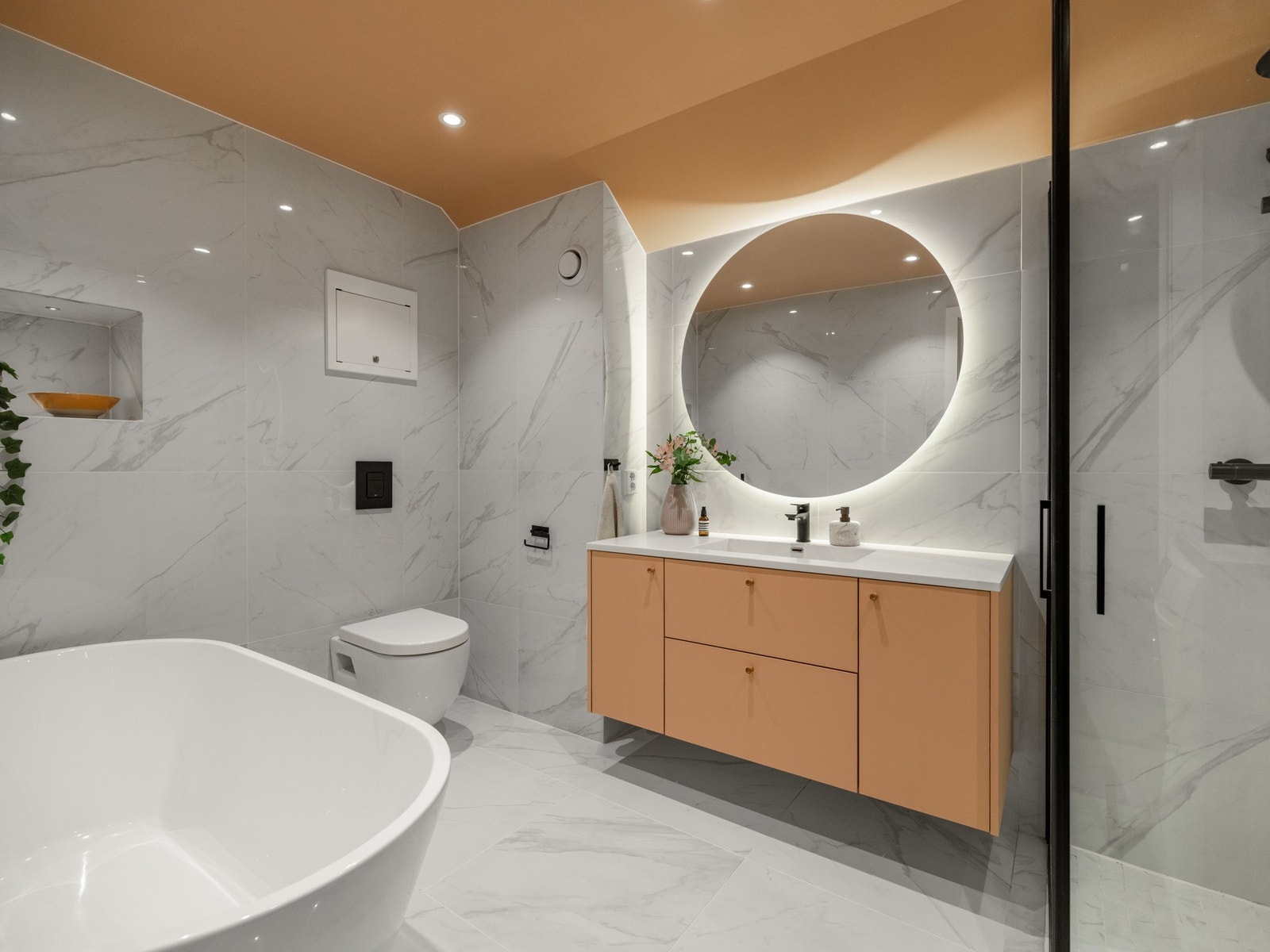 Det var helt nytt i 2021, og ble pusset opp med fokus på kvalitet. Det består av veggmontert toalett, servant med skap, dusjhjørne og badekar. Ja, begge deler her, altså! Galleribilde