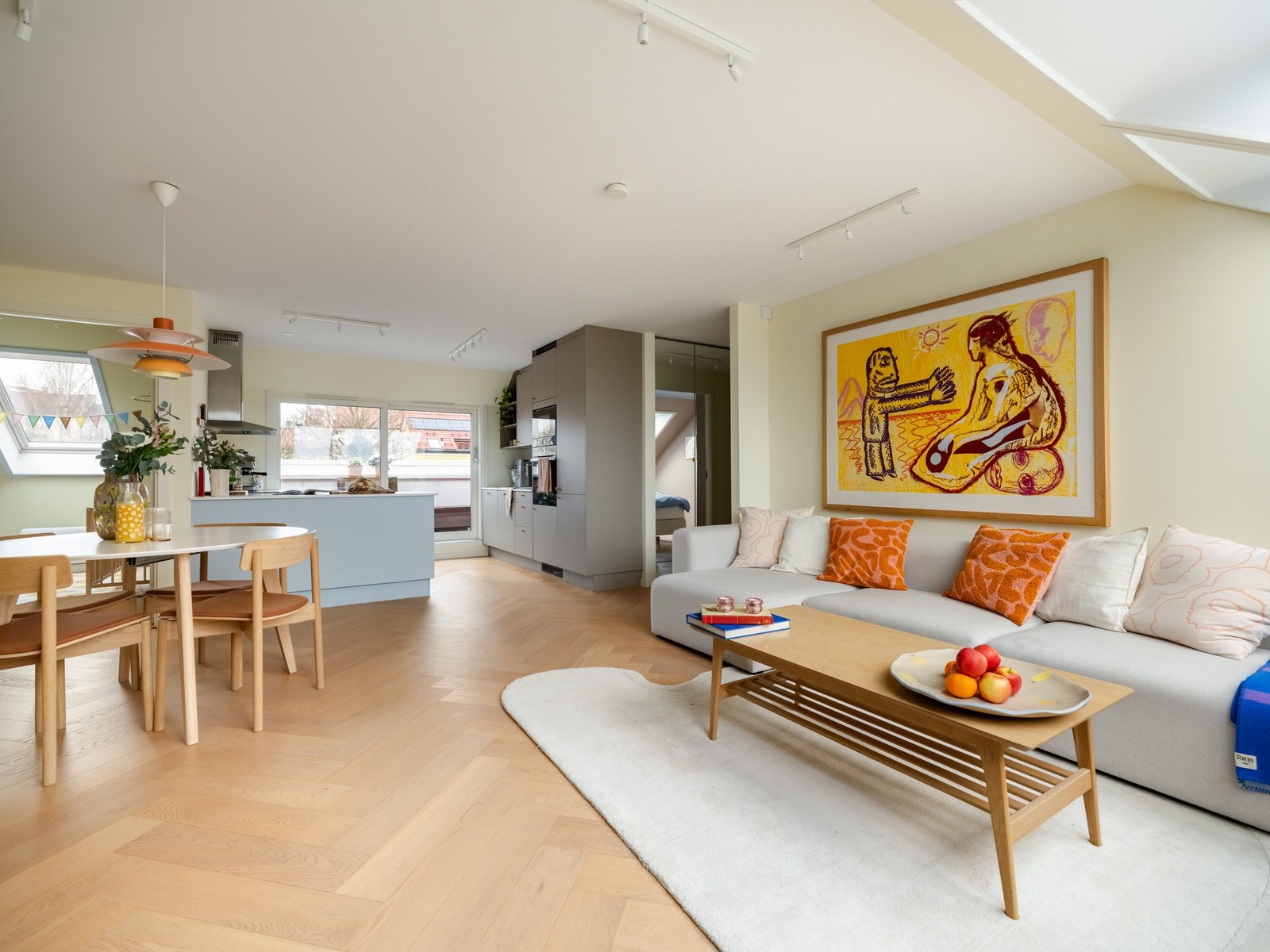 Det ville vært unaturlig å beskrive stuen uten å nevne kjøkkenet, for disse rommene henger fint sammen i en delvis åpen løsning. Galleribilde