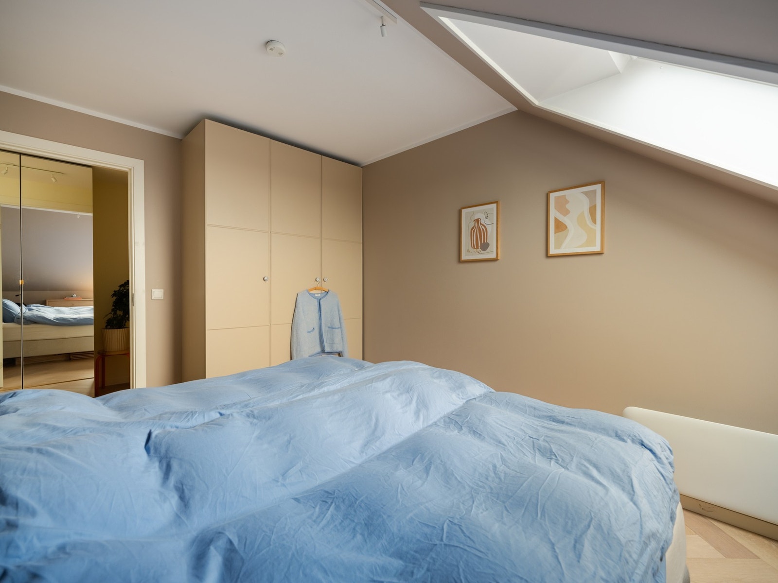 Takvinduet slipper inn herlig lys på dagtid. Downlights i himling gir lys når sola har lagt seg. Galleribilde