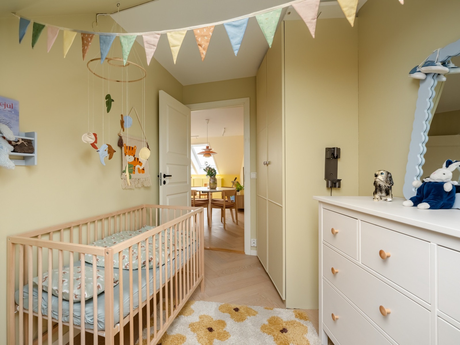 Fra stuen finner vi inngangen til det minste soverommet. Dette brukes i dag som barnerom, men kan fint brukes som gjesterom, kontor eller lignende. Galleribilde