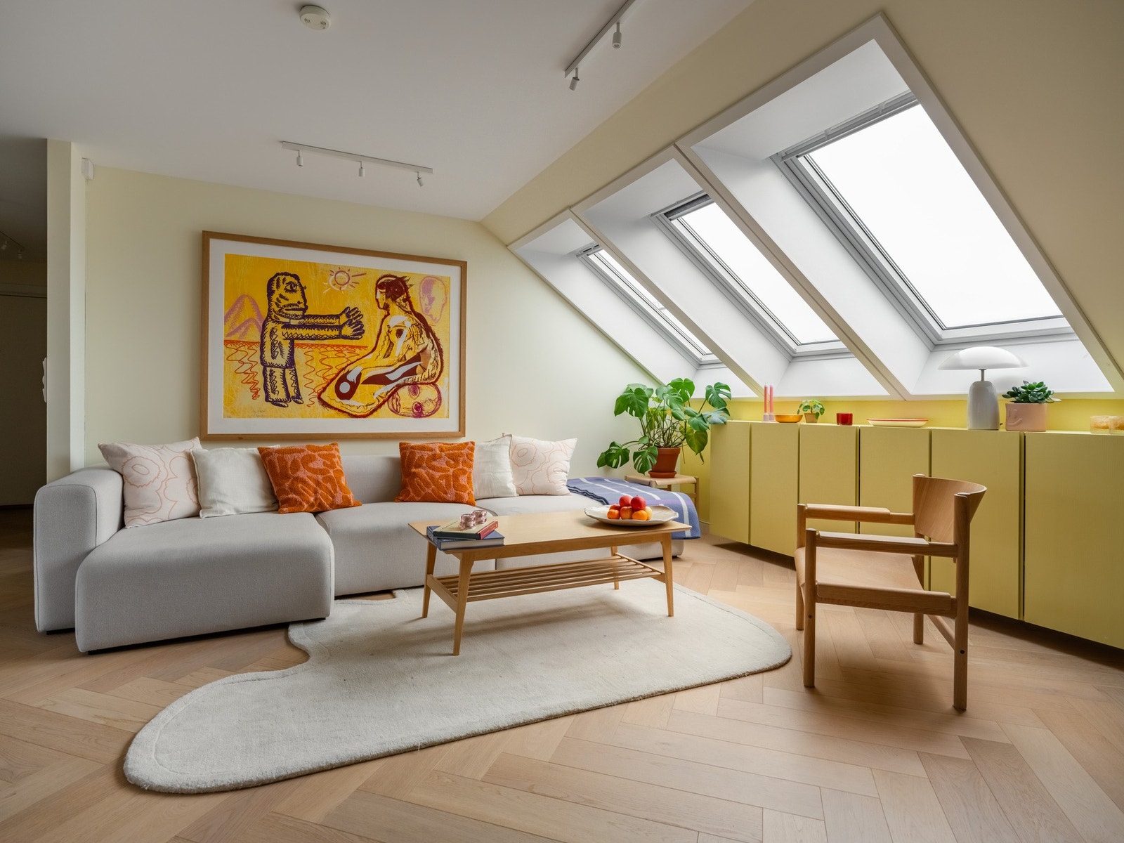 Fra det som vil være det foretrukne sofa-området, kommer det rikelig med naturlig lys gjennom takvinduene. Galleribilde