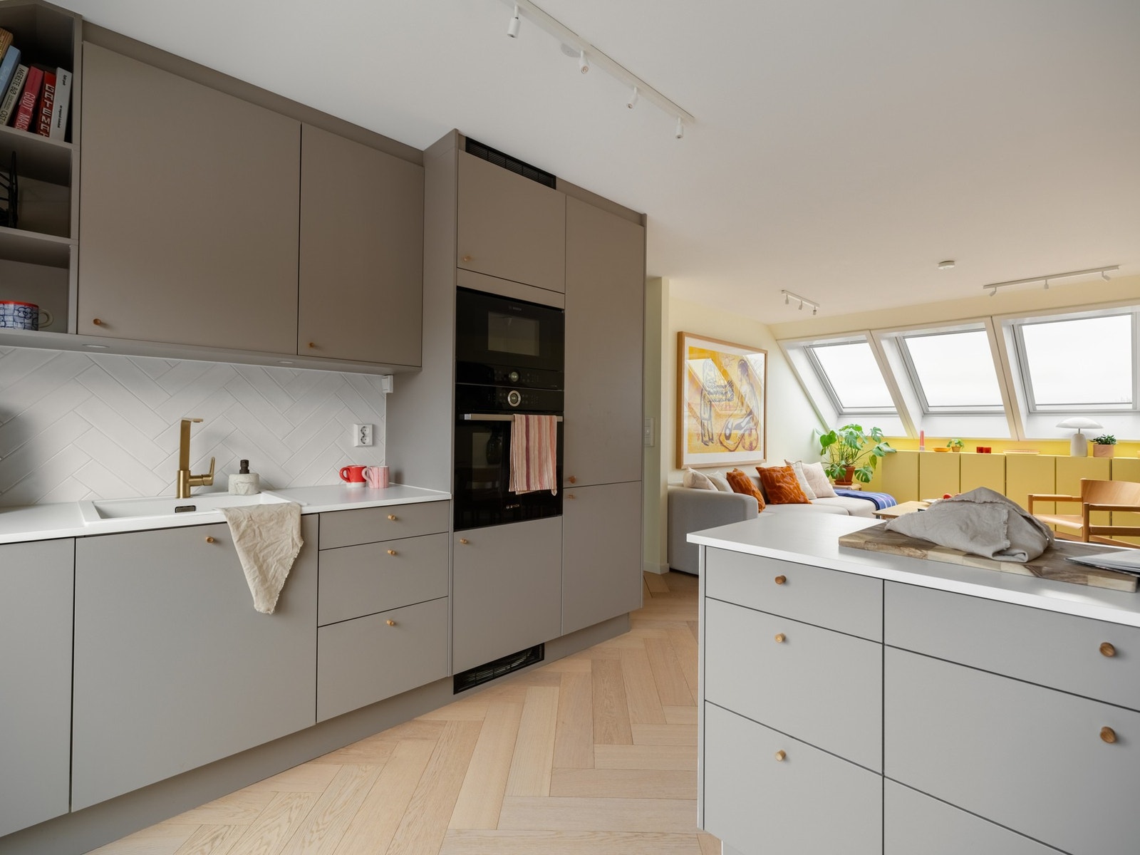 Kjøkkenet er, som nevnt, praktisk lokalisert i tilknytning til stuen. Herfra kan du enkelt delta i de dype samtalene sammen med gjestene. Galleribilde