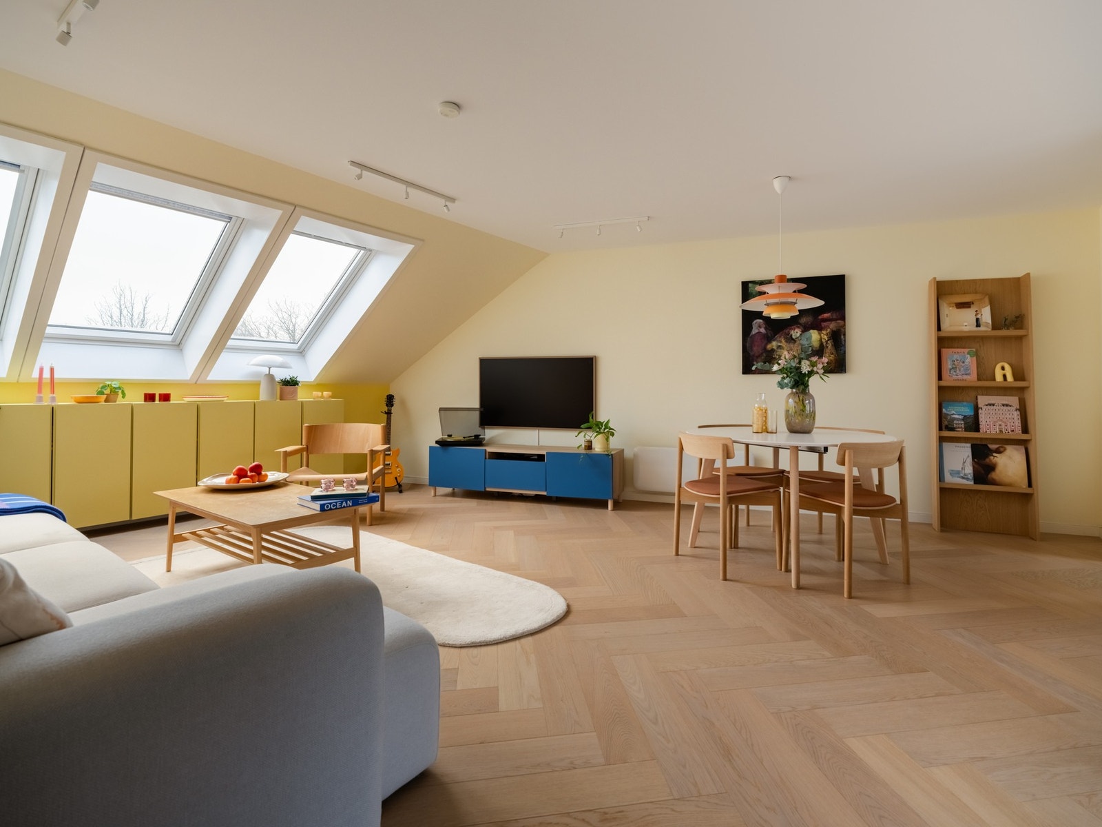 Vi fortsetter inn i det som vil være ditt naturlige oppholdsrom, nemlig den innbydende stuen. Galleribilde