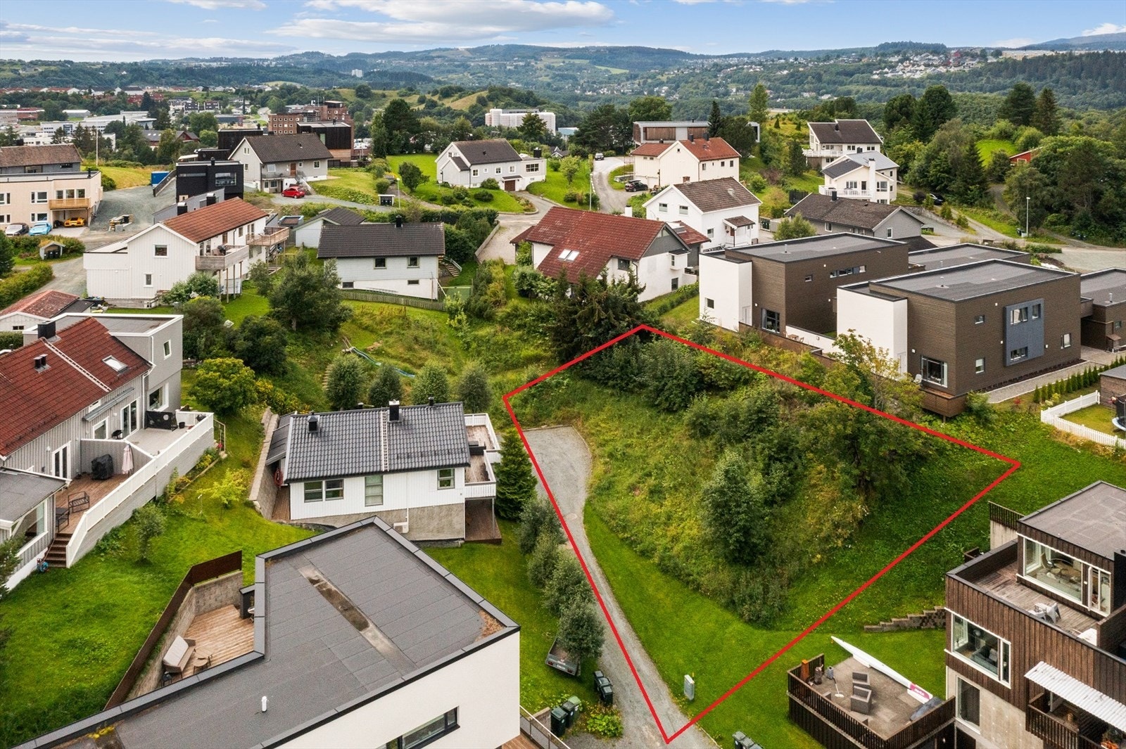 Tomten er av god størrelse og ligger med solrik retning mot syd. Galleribilde