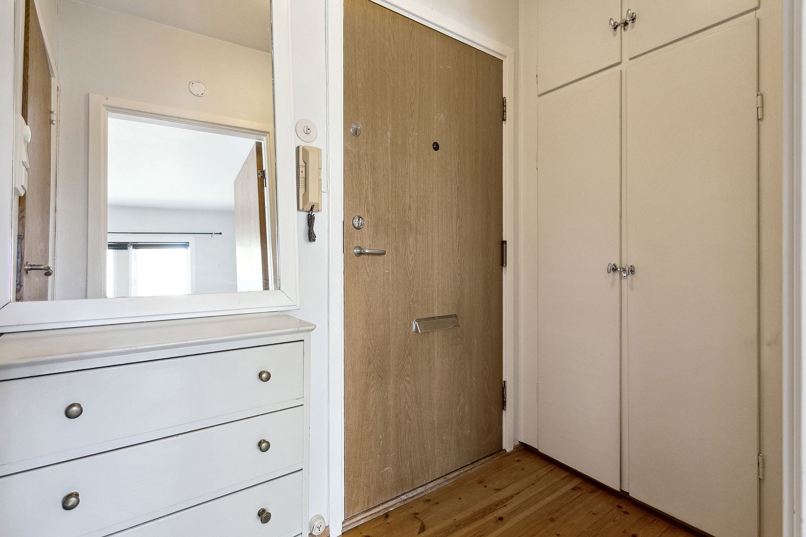 Entrè med innebygd garderobeløsning. Galleribilde