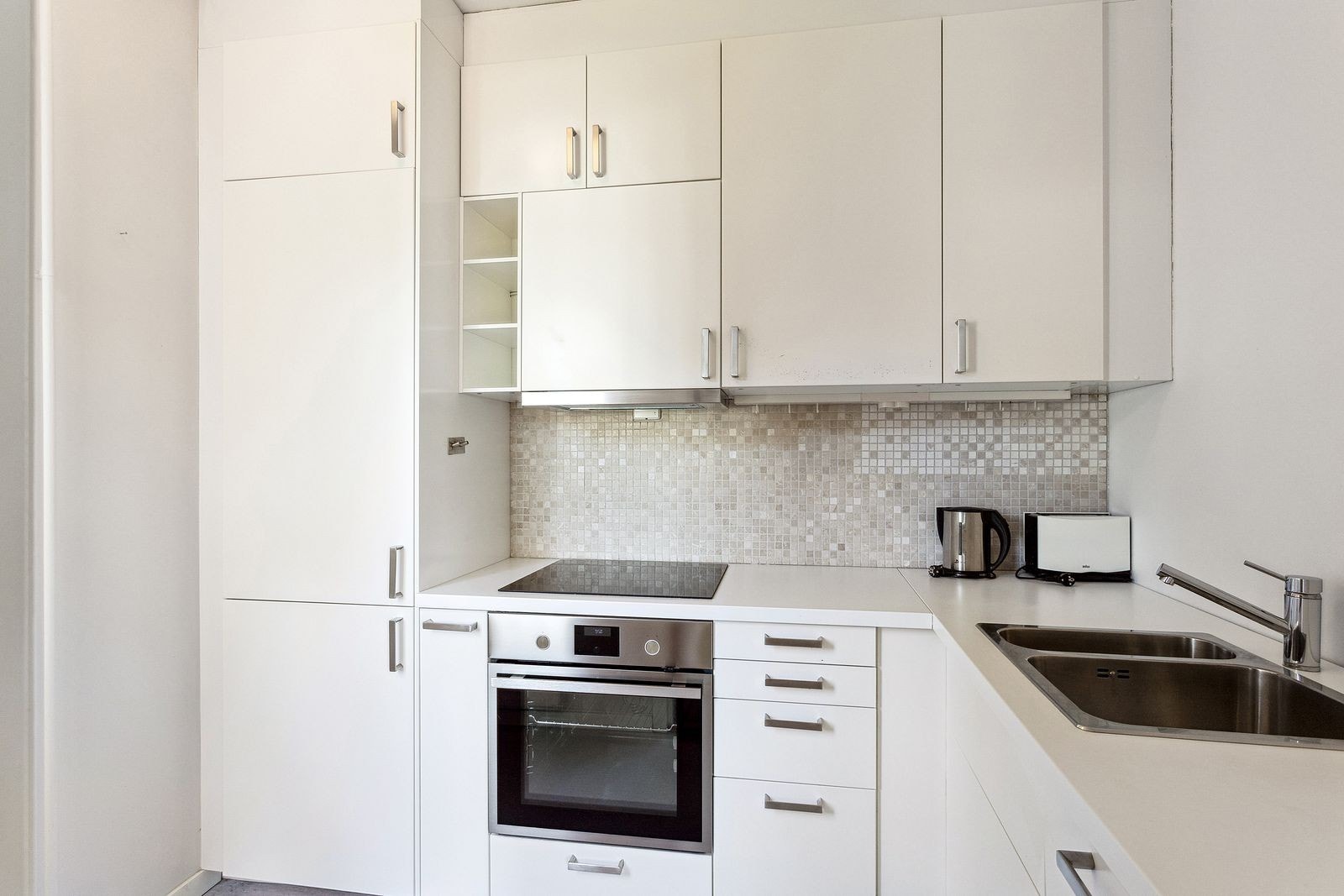 Nyere kjøkken med integrerte hvitevarer. Galleribilde