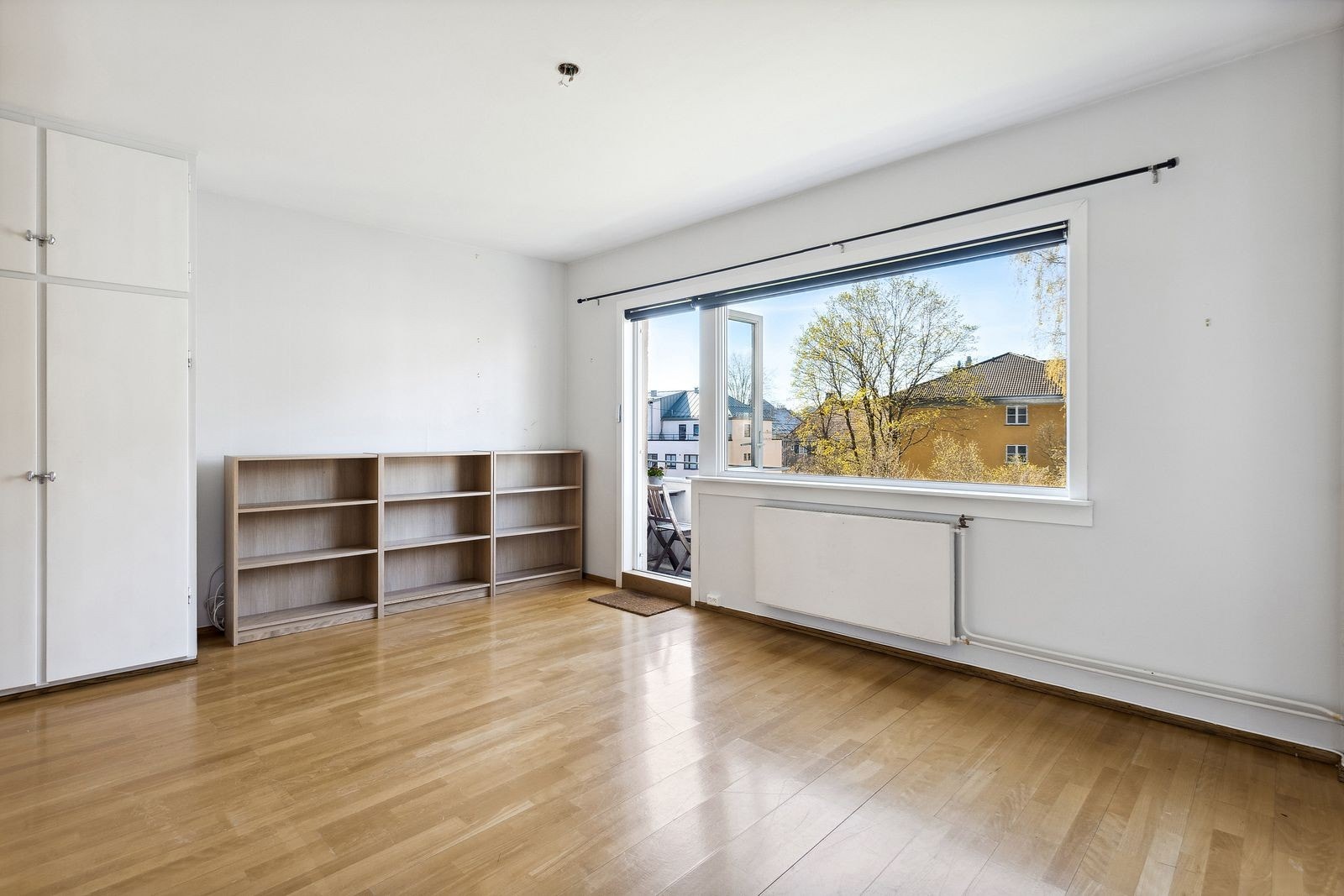 Romslig stue med utgang til balkong. Galleribilde