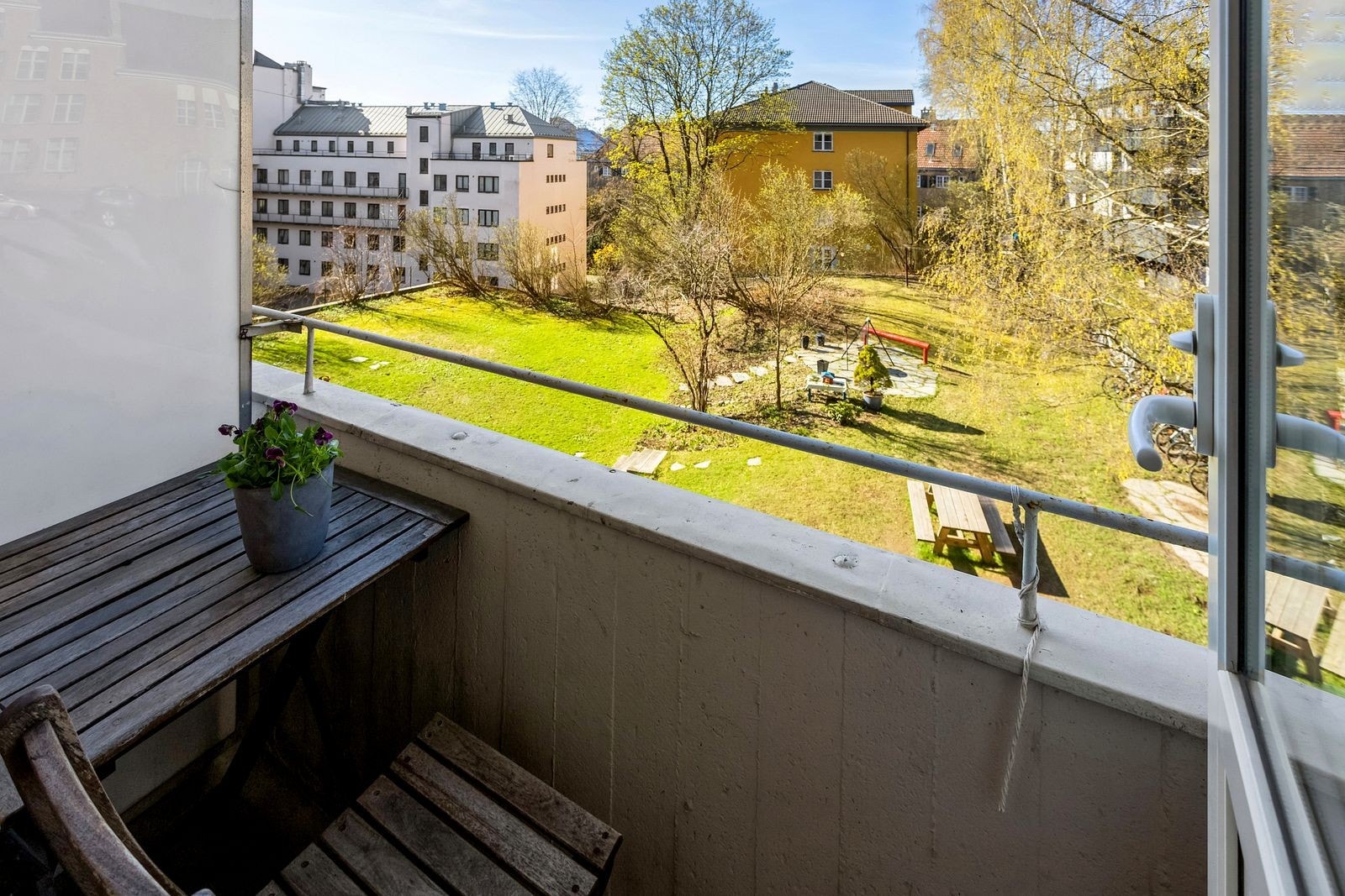 Hyggelig balkong vendt mot rolig bakgård. Galleribilde