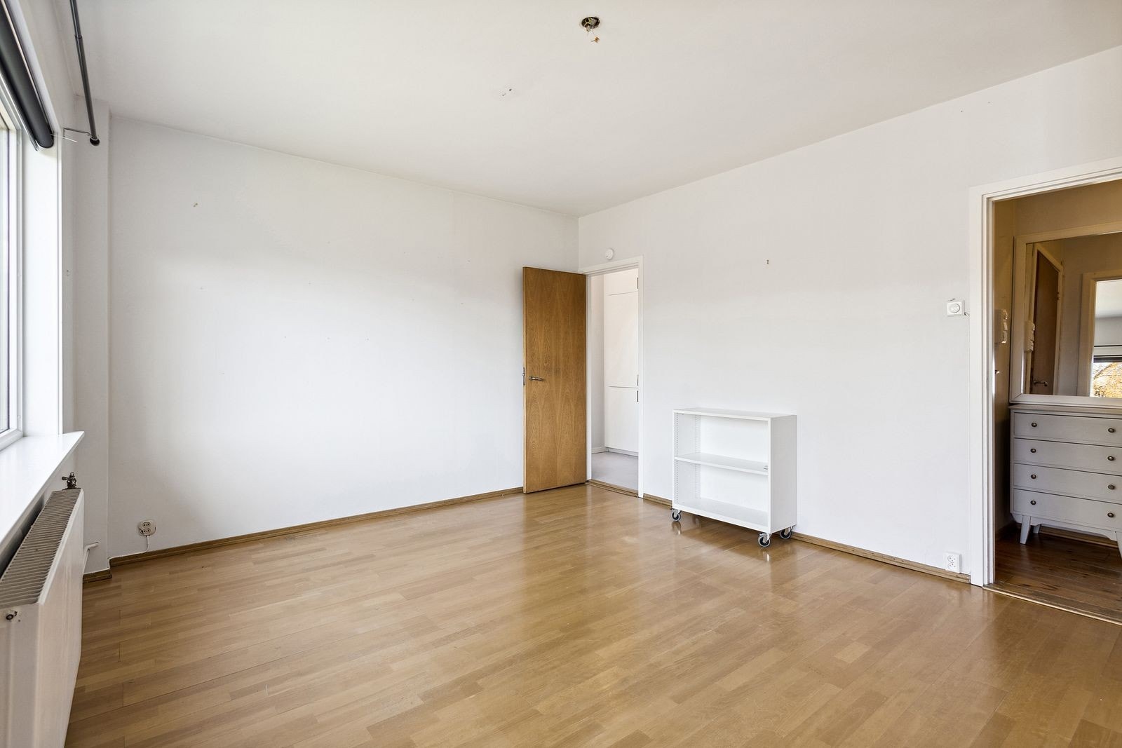 Stue med gode lysforhold. Galleribilde