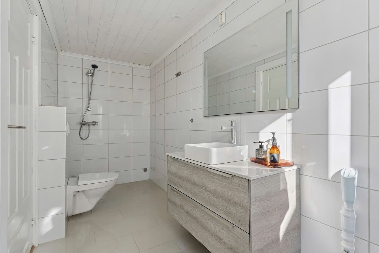 Bad i 2.etasje. Oppgradert i 2019. Vegghengt toalett, åpen dusj og opplegg for vaskemaskin. Galleribilde