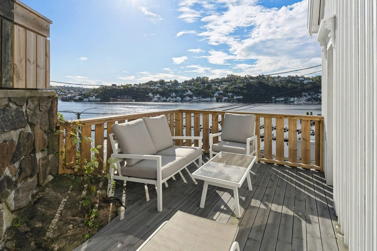 Fin beliggenhet på en høyde med meget gode solforhold. Galleribilde