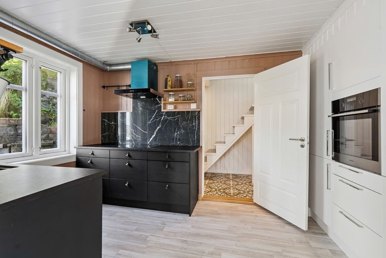 Kjøkken i 2. etasje med integrerte hvitevarer. Entré i bakkant av trapp. Galleribilde