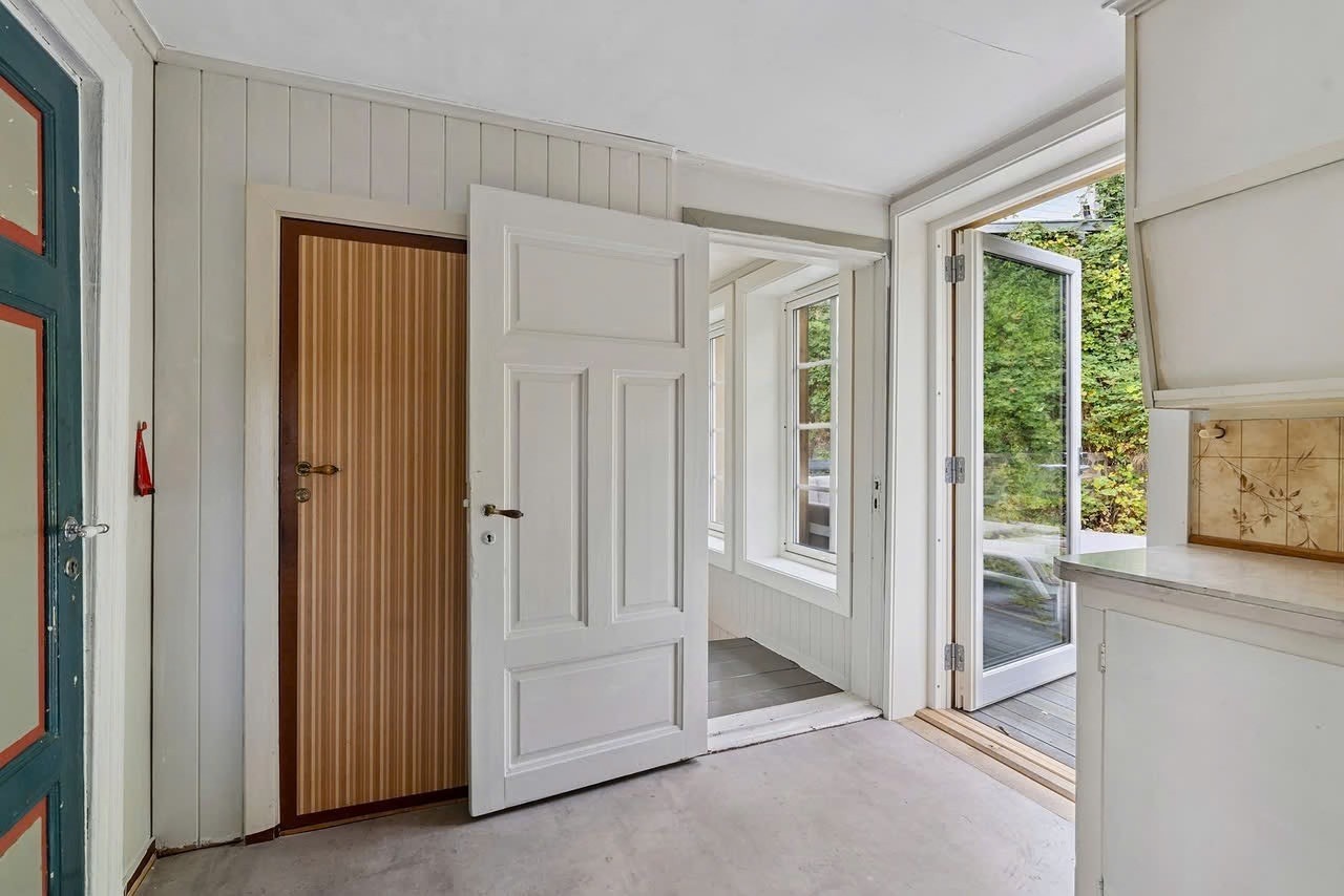 Utgang til terrasse på baksiden av boligen fra loftetasjen. Galleribilde