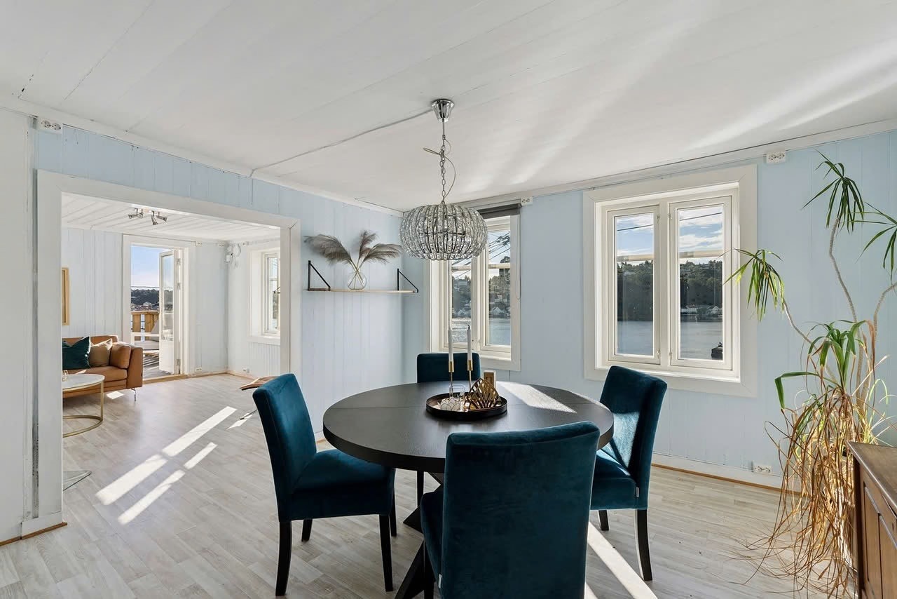 Egen spisestue i tilknytning til kjøkken i 2. etasje. Store vindusflater skaper en god atmosfære. Galleribilde